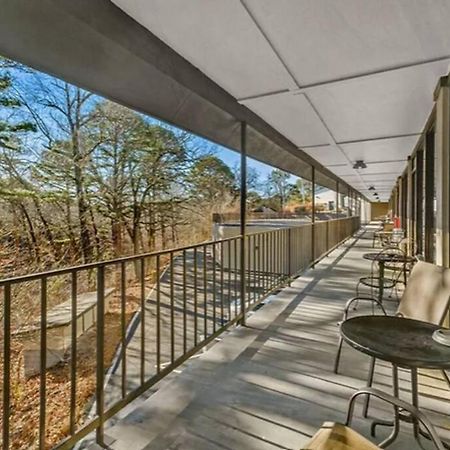 Stonegate Lodge King Bed, Wifi, 50In Roku Tv, Salt Water Pool Room #108 Eureka Springs Extérieur photo