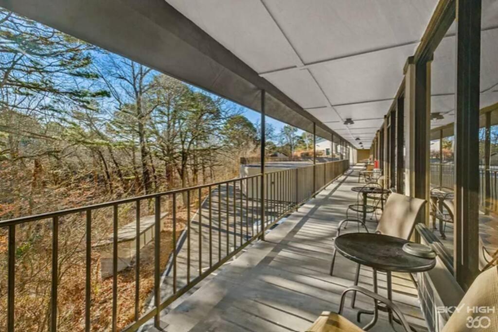 Stonegate Lodge King Bed, Wifi, 50In Roku Tv, Salt Water Pool Room #108 Eureka Springs Extérieur photo