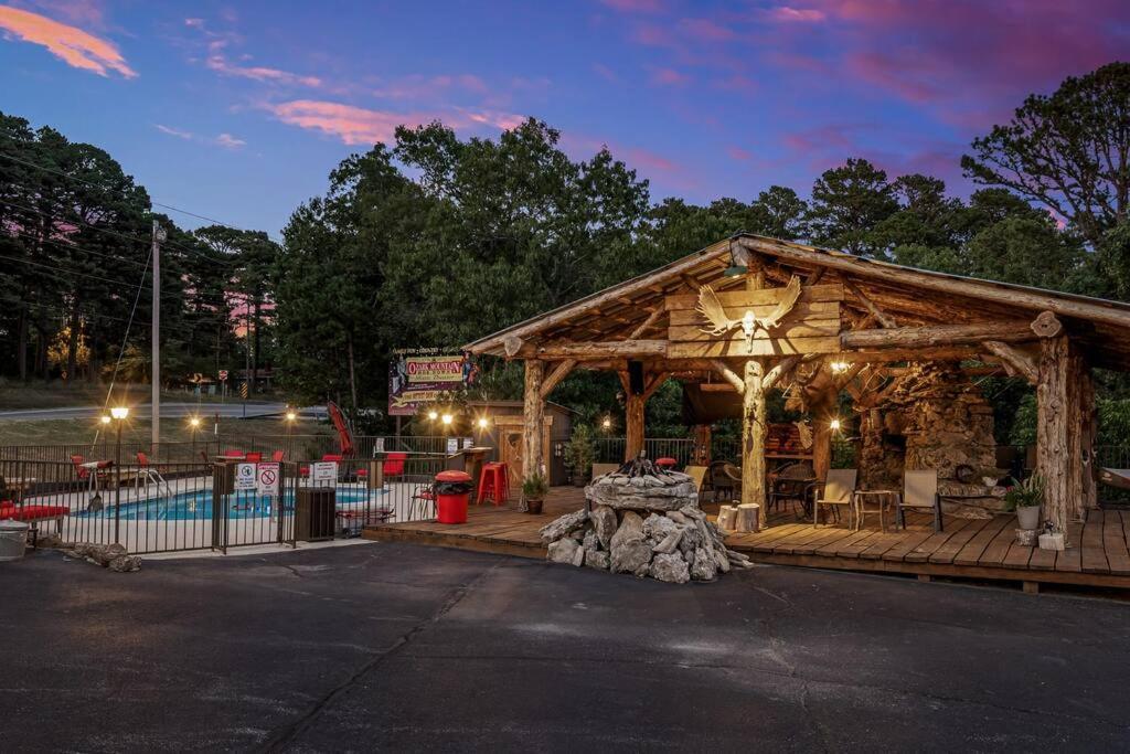 Stonegate Lodge King Bed, Wifi, 50In Roku Tv, Salt Water Pool Room #108 Eureka Springs Extérieur photo