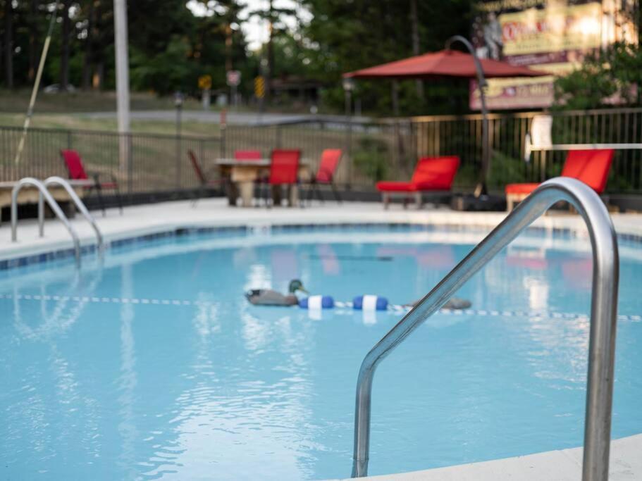 Stonegate Lodge King Bed, Wifi, 50In Roku Tv, Salt Water Pool Room #108 Eureka Springs Extérieur photo
