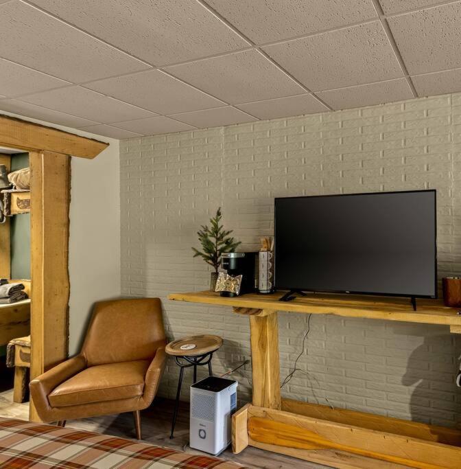 Stonegate Lodge King Bed, Wifi, 50In Roku Tv, Salt Water Pool Room #108 Eureka Springs Extérieur photo